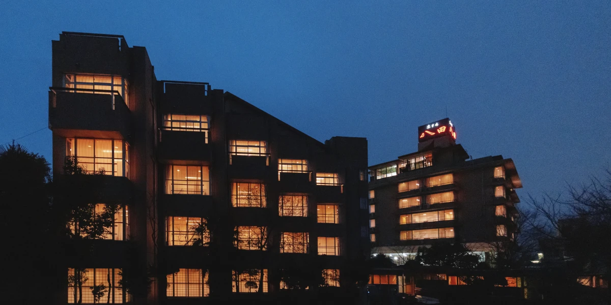 ホテル八田の外観（夜）