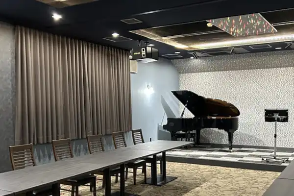 ホテル平安ピアノ演奏ホール