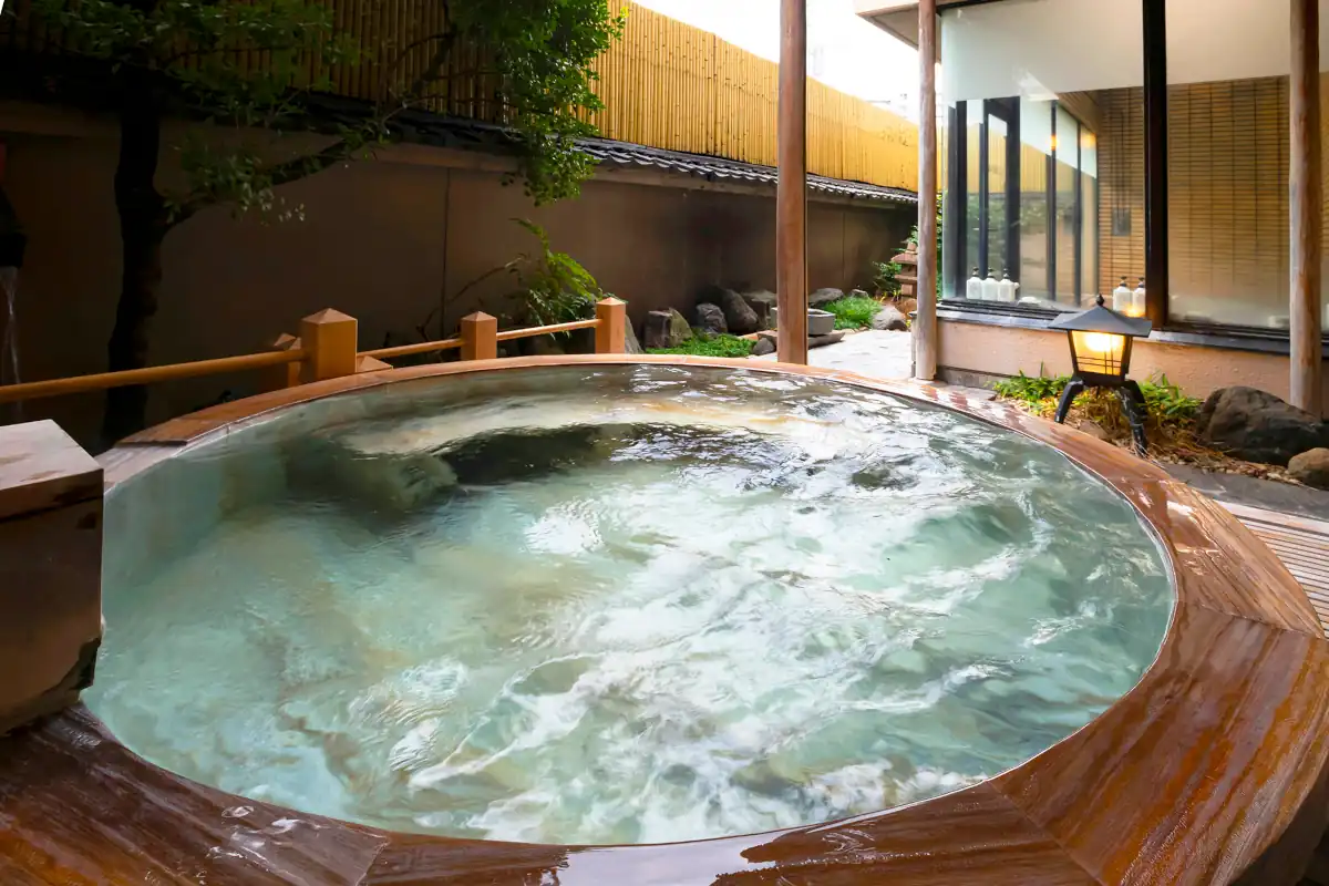 檜浴槽の露天風呂